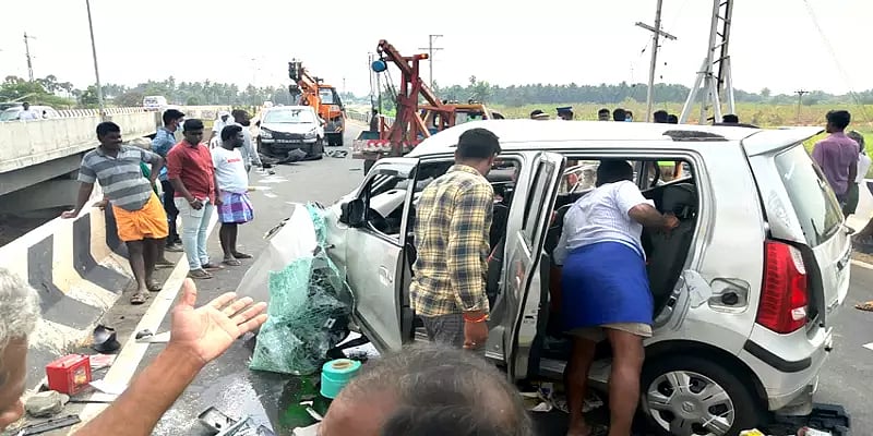 தடுப்புச் சுவரில் மோதிய சொகுசு கார்.. ஒரே குடும்பத்தைச் சேர்ந்த 3 பேருக்கு நேர்ந்த சோகம்!