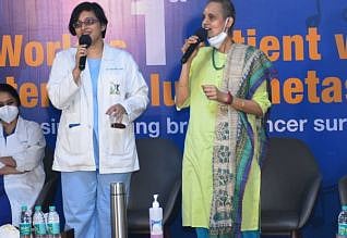 அறுவை சிகிச்சையின் போது "முத்தே என் முத்தாரமே" பாடல் பாடிய பெண்: நெகிழ்ச்சியடைந்த மருத்துவர்கள்!