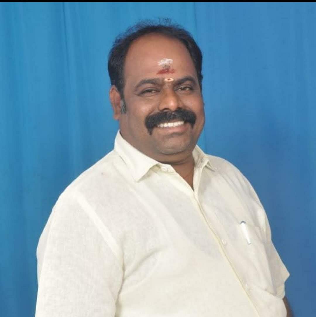 பண மோசடி புகார்... OPS, EPS-க்கு நெருக்கமான அ.தி.மு.க நிர்வாகி தலைமறைவு!