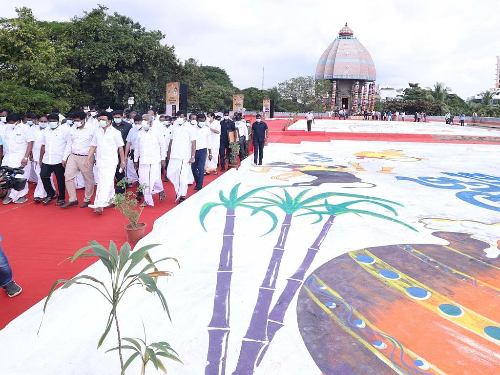 ”அய்யன் திருவள்ளுவர் நாள் இன்று” : சென்னையில் வள்ளுவர் சிலைக்கு முதலமைச்சர் மரியாதை! (புகைப்படங்கள்)