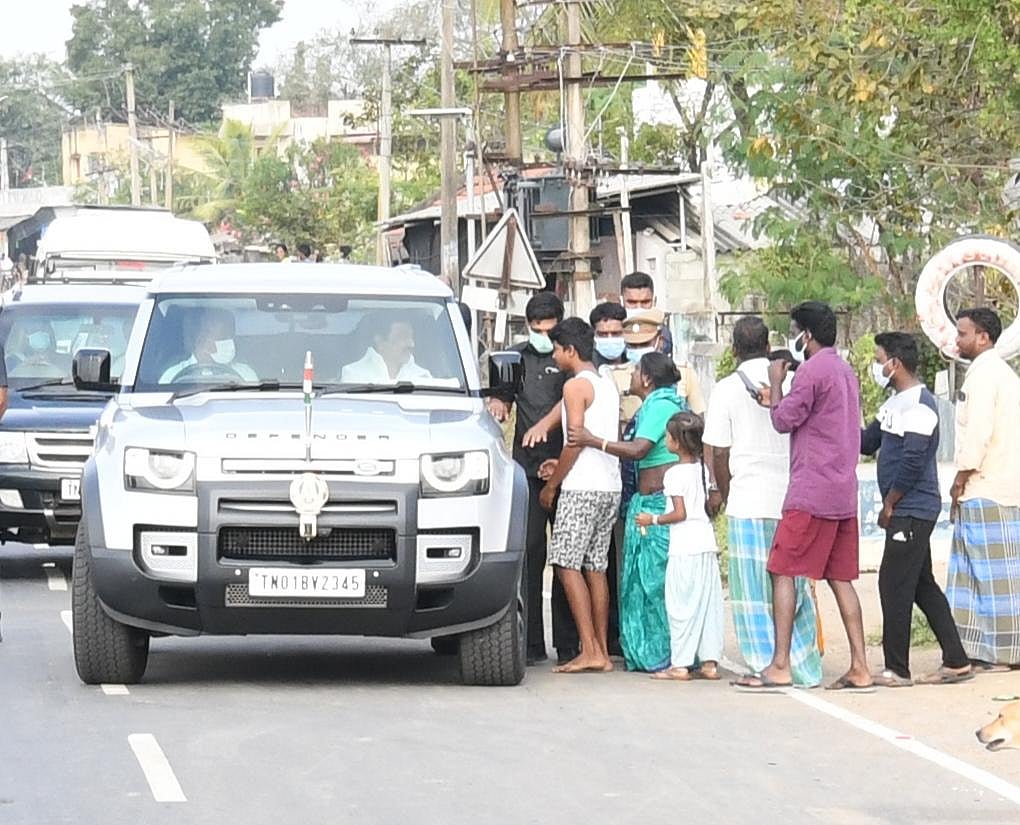 ”அய்யன் திருவள்ளுவர் நாள் இன்று” : சென்னையில் வள்ளுவர் சிலைக்கு முதலமைச்சர் மரியாதை! (புகைப்படங்கள்)