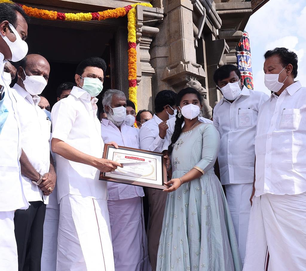 ”அய்யன் திருவள்ளுவர் நாள் இன்று” : சென்னையில் வள்ளுவர் சிலைக்கு முதலமைச்சர் மரியாதை! (புகைப்படங்கள்)