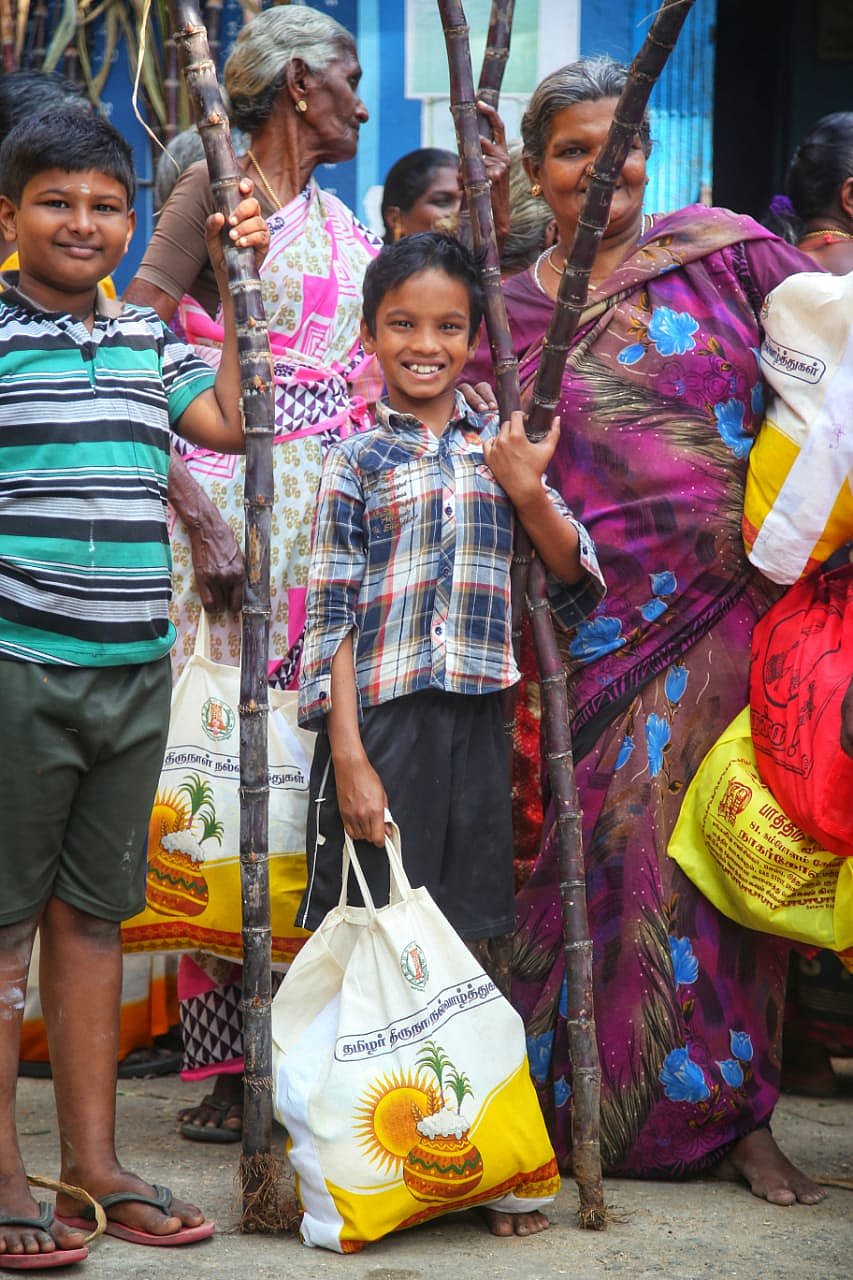 ஜோராக நடக்கும் பொங்கல் தொகுப்பு விநியோகம்; மகிழ்ச்சி வெள்ளத்தில் மக்கள்.. இணையத்தை வென்ற புகைப்படங்கள்!