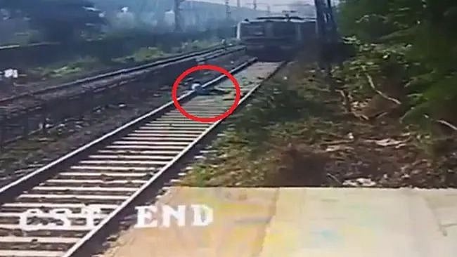 தண்டவாளத்தில் படுத்த நபரை கனநேரத்தில் காப்பாற்றிய ரயில்வே ஊழியர்; திக் திக் நொடிகளின் வீடியோ!