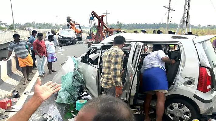 தடுப்புச் சுவரில் மோதிய சொகுசு கார்.. ஒரே குடும்பத்தைச் சேர்ந்த 3 பேருக்கு நேர்ந்த சோகம்!