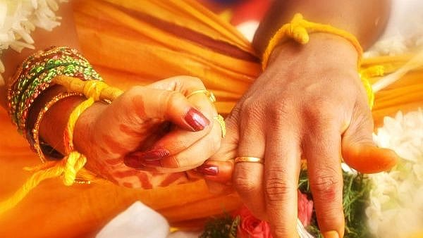 “கன்னத்தில் அறைந்த மணமகன்.. அதேமேடையில் உறவுக்கார வாலிபரை திருமணம் செய்த மணப்பெண்” : நடந்தது என்ன?