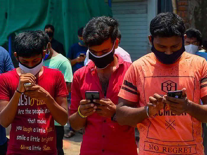 “கடனை திருப்பி செலுத்தியும் ஆபாச படம் அனுப்பி மிரட்டுறாங்க” : ஆன்லைன் செயலி மோசடி - புகாரால் அதிர்ச்சி!