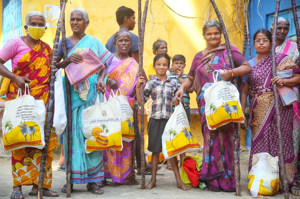 ஜோராக நடக்கும் பொங்கல் தொகுப்பு விநியோகம்; மகிழ்ச்சி வெள்ளத்தில் மக்கள்.. இணையத்தை வென்ற புகைப்படங்கள்!