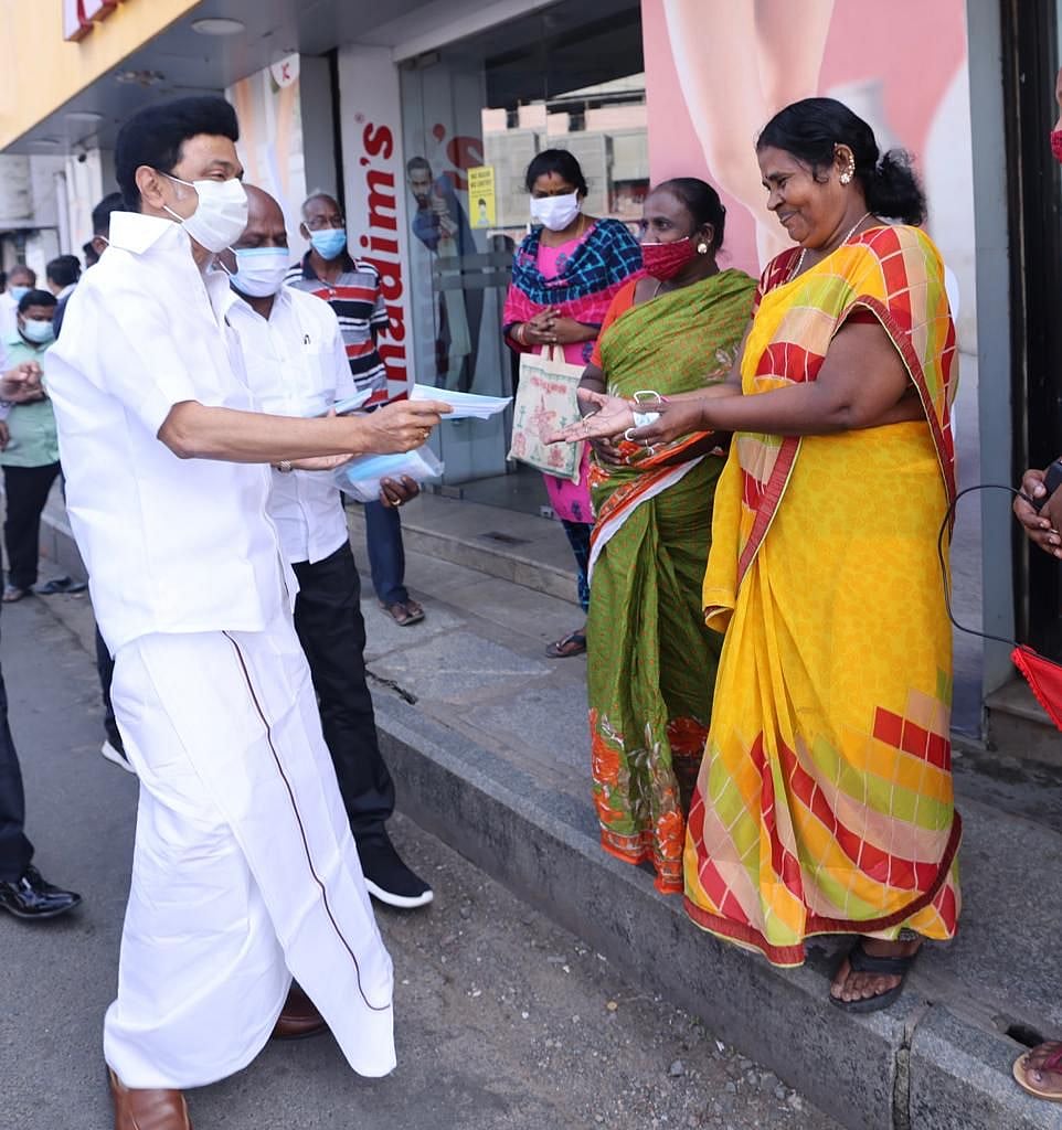 “மாஸ்க் போடாம வெளில வரக்கூடாது” : சாலையில் இறங்கி  பொதுமக்களுக்கு விழிப்புணர்வு ஏற்படுத்திய முதலமைச்சர்!