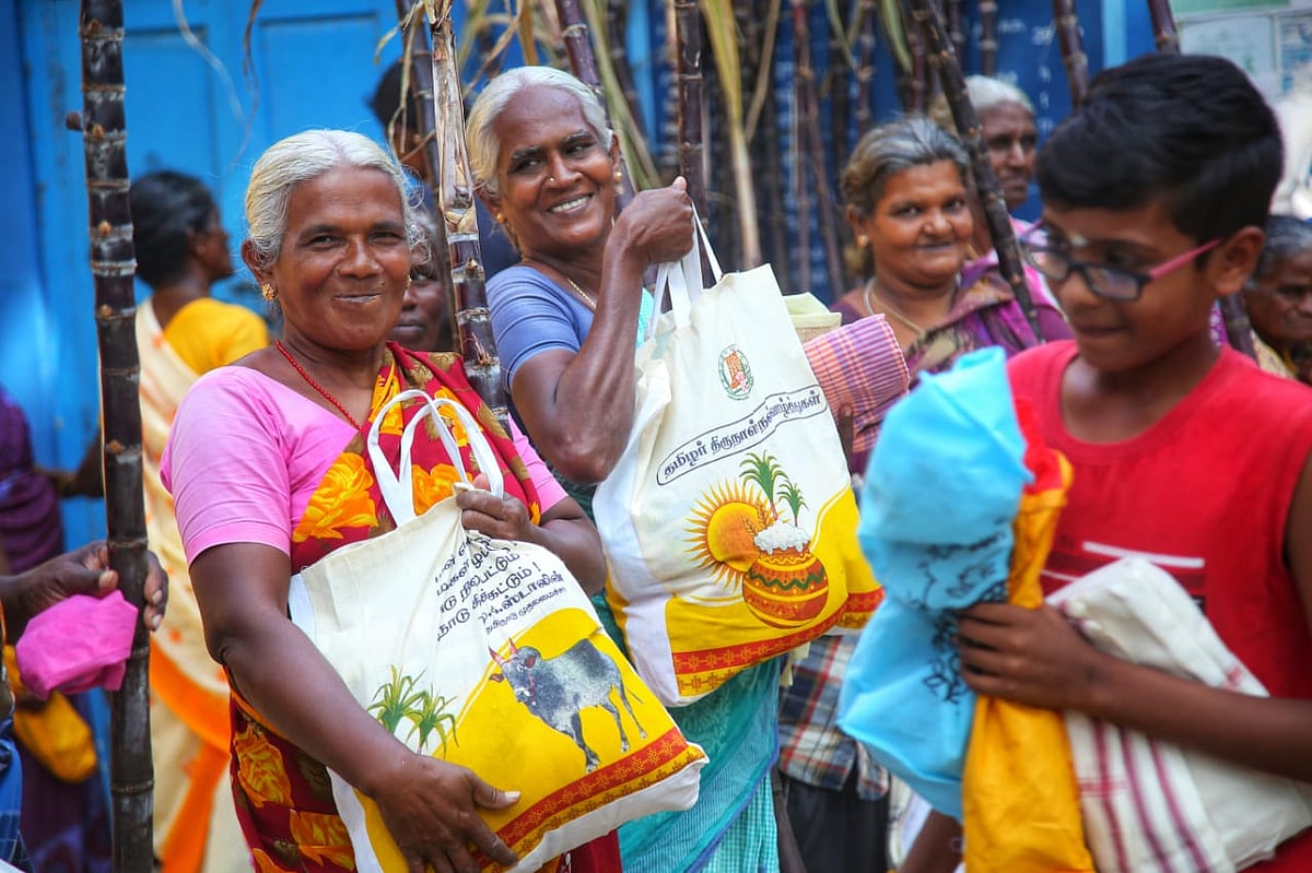 வீடு தேடி வரும் பொங்கல் பரிசு டோக்கன்.. களத்தில் இறங்கும் ரேஷன் கடை ஊழியர்கள் !