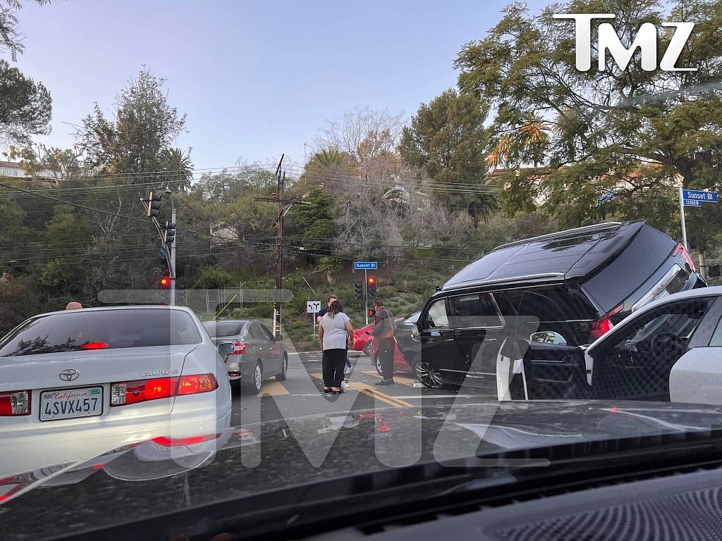 எதிரெதிரே மோதிய கார்கள்.. பெரும் விபத்தில் சிக்கிய அர்னால்டு - 2 பேர் படுகாயம் : நடந்தது என்ன? (Photos)