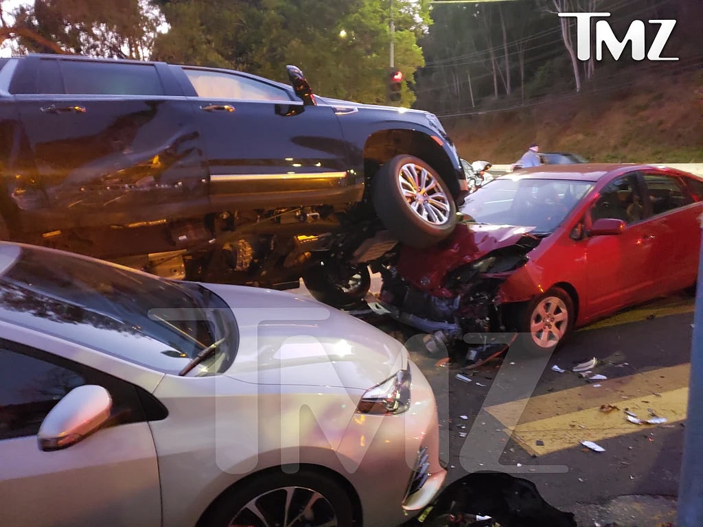 எதிரெதிரே மோதிய கார்கள்.. பெரும் விபத்தில் சிக்கிய அர்னால்டு - 2 பேர் படுகாயம் : நடந்தது என்ன? (Photos)