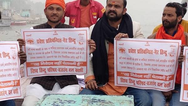 “இந்துக்கள் அல்லாதவர்கள் இங்கு வரக்கூடாது” : வாரணாசியில் ஒட்டப்பட்டுள்ள போஸ்டரால் சர்ச்சை!