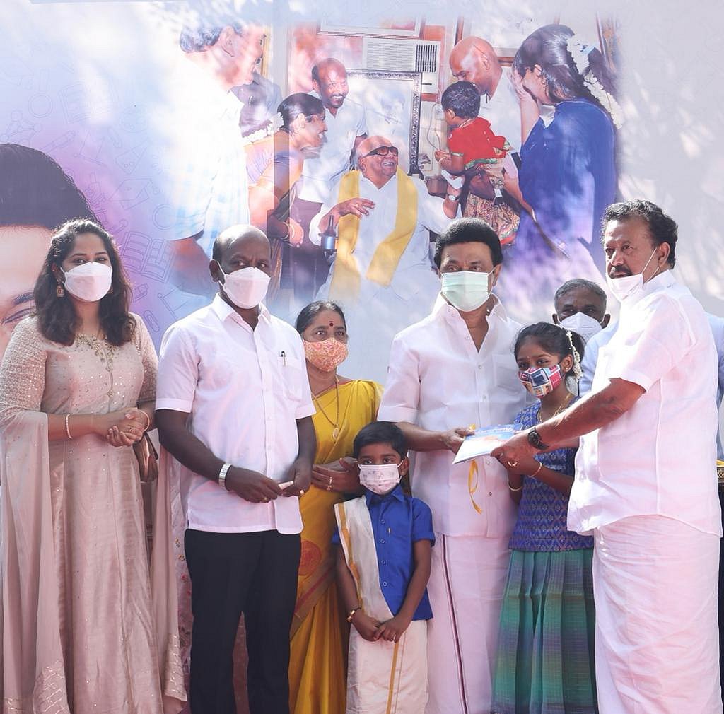 ”அய்யன் திருவள்ளுவர் நாள் இன்று” : சென்னையில் வள்ளுவர் சிலைக்கு முதலமைச்சர் மரியாதை! (புகைப்படங்கள்)