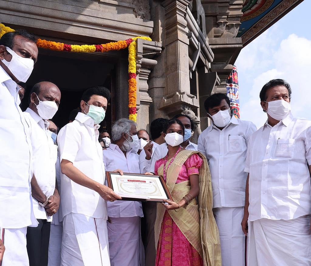 ”அய்யன் திருவள்ளுவர் நாள் இன்று” : சென்னையில் வள்ளுவர் சிலைக்கு முதலமைச்சர் மரியாதை! (புகைப்படங்கள்)