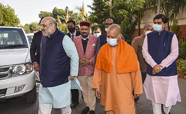 உ.பியில் சறுக்கலைச் சந்திக்கும் யோகி - பா.ஜ.கவிலிருந்து அமைச்சர், MLAக்கள் என அடுத்தடுத்து 4 பேர் விலகல்!