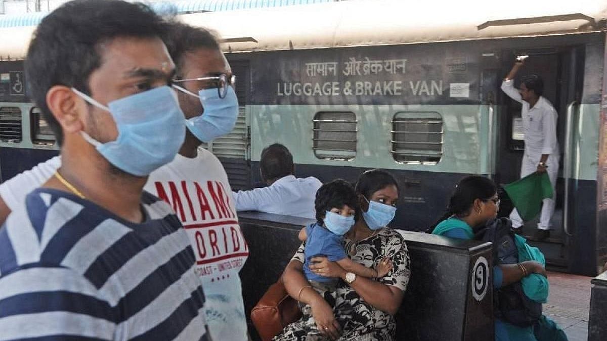 சத்தமாக பாட்டு கேட்டால் அபராதம்.. ரயில்வே நிர்வாகத்தின் புதிய உத்தரவால் பயணிகள் அதிர்ச்சி!