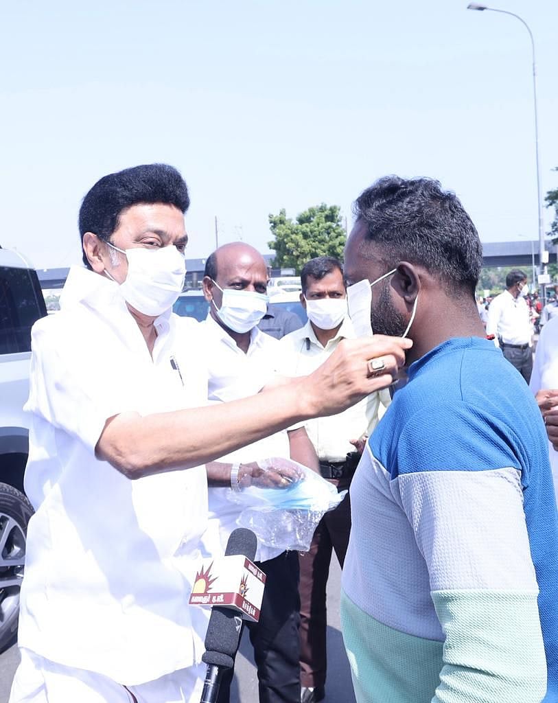 “மாஸ்க் போடாம வெளில வரக்கூடாது” : சாலையில் இறங்கி  பொதுமக்களுக்கு விழிப்புணர்வு ஏற்படுத்திய முதலமைச்சர்!