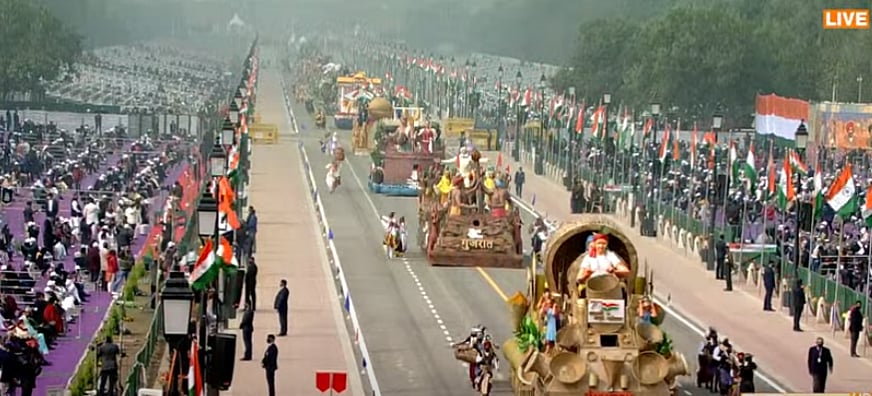 டெல்லி குடியரசு தின விழாவில் அணிவகுத்த வியக்கத்தகு அலங்கார ஊர்திகள்; இணையத்தில் வைரல்!