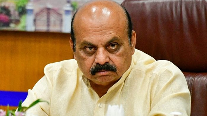 கர்நாடக முதல்வர் வீட்டின் முன்பு கஞ்சா விற்ற காவலர்கள் கைது.. விசாரணையில் பகீர் தகவல் - நடந்தது என்ன?