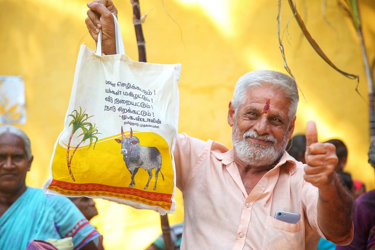 ஜோராக நடக்கும் பொங்கல் தொகுப்பு விநியோகம்; மகிழ்ச்சி வெள்ளத்தில் மக்கள்.. இணையத்தை வென்ற புகைப்படங்கள்!