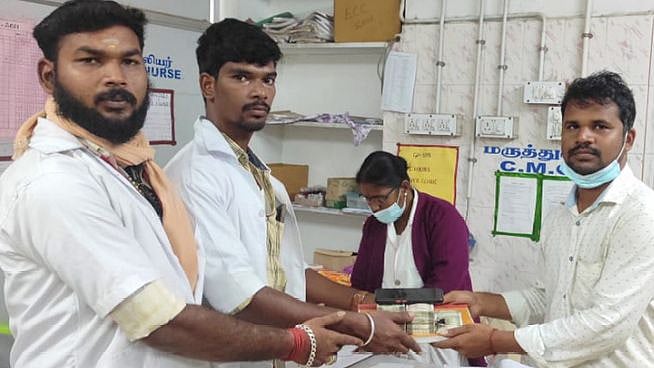 விபத்தில் சிக்கியவரிடம் இருந்த ரூ.5 லட்சம்..உறவினரிடம் ஒப்படைத்த ஆம்புலன்ஸ் ஊழியர்கள்: குவியும் பாராட்டு!