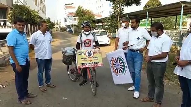 பெண்கள் மீதான பாலியல் வன்கொடுமையை தடுக்க கோரி விழிப்புணர்வு.. ஜம்மு டு கன்னியாகுமரி வரை சைக்கிள் பயணம் ! 