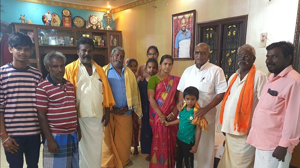 தேடப்படும் பிரபல ரவுடியின் மனைவி பாஜகவில் அடைக்கலம்? : மனைவியை கைது செய்து போலிஸ் விசாரணை - பின்னணி என்ன?