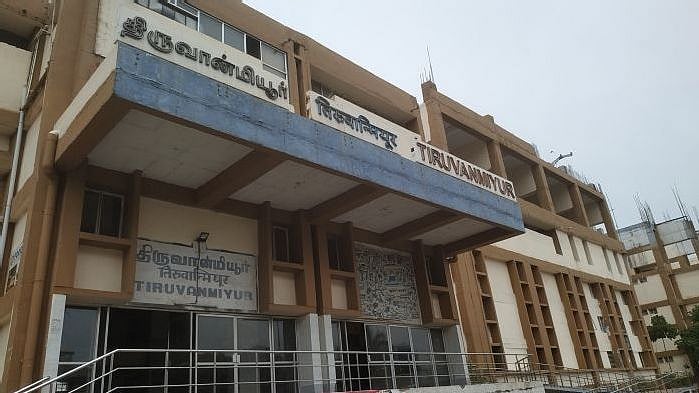 டிக்கெட் கவுண்டரில் துப்பாக்கிமுனையில் ₹1.35 லட்சம் கொள்ளை: அதிகாலையில் துணிகரம் - போலிஸ் தீவிர விசாரணை!