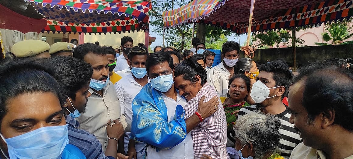 வீடற்று சாலையோரம் வசித்த மக்களுக்கு வீடுகள்... உறுதியளித்தபடி வழங்கிய தி.மு.க MLA - நெகிழ்ந்த மக்கள்!