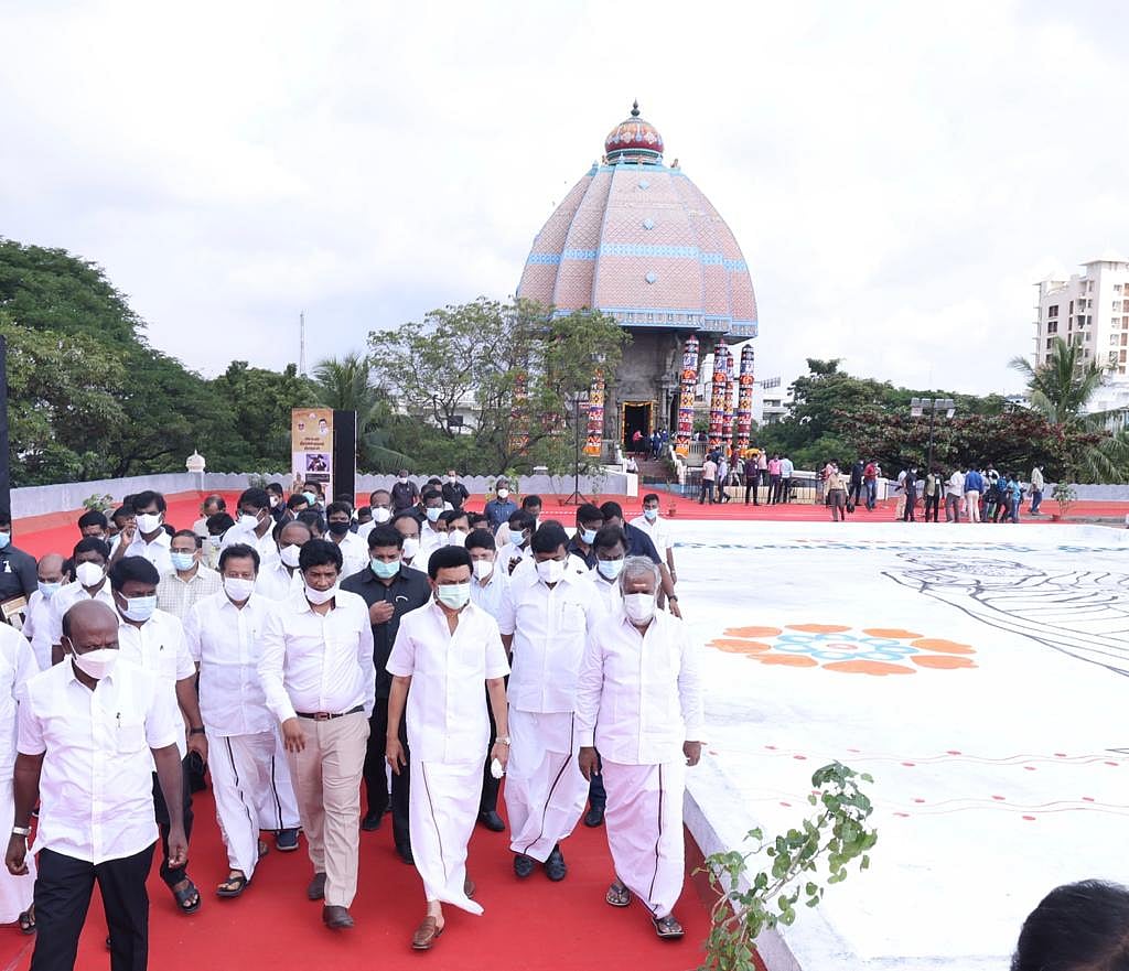 ”அய்யன் திருவள்ளுவர் நாள் இன்று” : சென்னையில் வள்ளுவர் சிலைக்கு முதலமைச்சர் மரியாதை! (புகைப்படங்கள்)