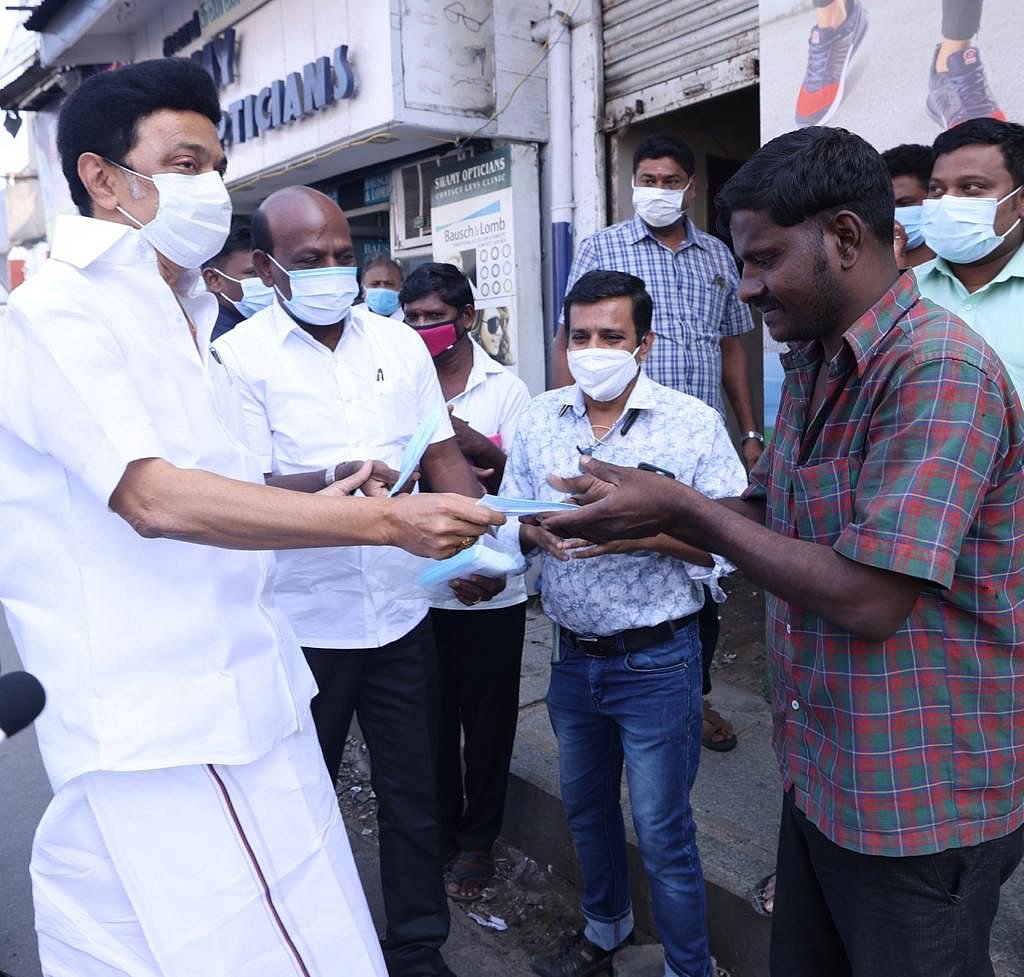“மாஸ்க் போடாம வெளில வரக்கூடாது” : சாலையில் இறங்கி  பொதுமக்களுக்கு விழிப்புணர்வு ஏற்படுத்திய முதலமைச்சர்!