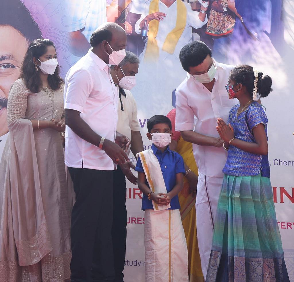 ”அய்யன் திருவள்ளுவர் நாள் இன்று” : சென்னையில் வள்ளுவர் சிலைக்கு முதலமைச்சர் மரியாதை! (புகைப்படங்கள்)