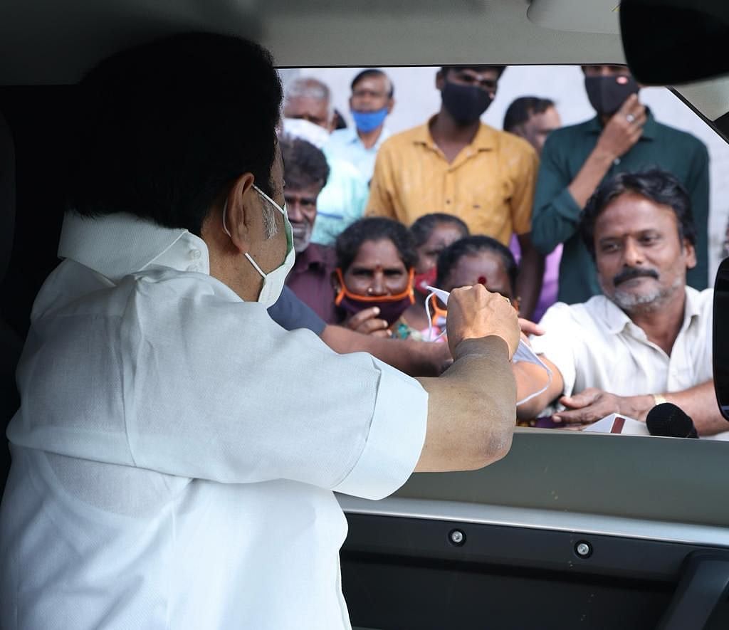 “மாஸ்க் போடாம வெளில வரக்கூடாது” : சாலையில் இறங்கி  பொதுமக்களுக்கு விழிப்புணர்வு ஏற்படுத்திய முதலமைச்சர்!