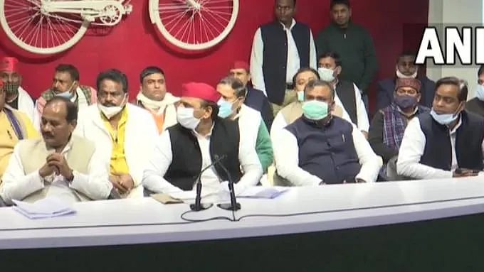 "உ.பி-யில் அகிலேஷை மீண்டும் முதல்வராக்குவோம்”: பா.ஜ.கவிலிருந்து விலகிய அமைச்சர்- பரபரக்கும் தேர்தல் களம்!