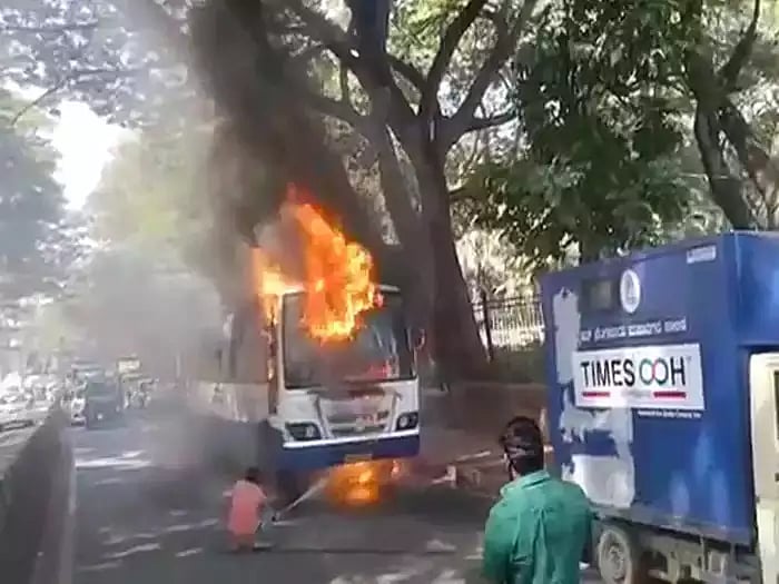BMTC பேருந்தில் திடீர் தீ விபத்து; 40 பயணிகள் உயிர் பிழைத்தது எப்படி? பெங்களூரில் நடு ரோட்டில் பரபரப்பு!
