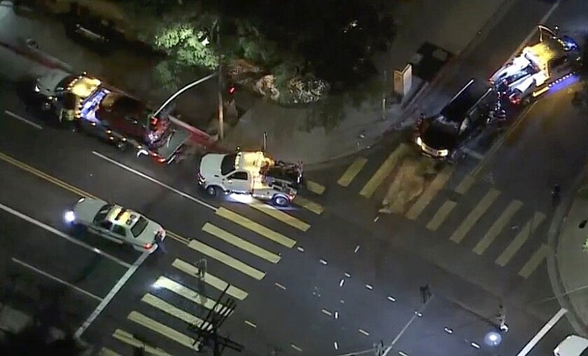 எதிரெதிரே மோதிய கார்கள்.. பெரும் விபத்தில் சிக்கிய அர்னால்டு - 2 பேர் படுகாயம் : நடந்தது என்ன? (Photos)