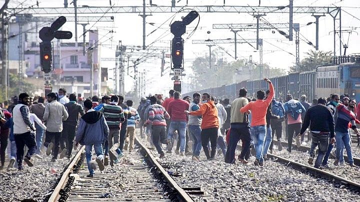 மாணவர்கள் மீது துப்பாக்கிச் சூடு.. போராட்டக் களமான பீகார் : வேடிக்கை பார்க்கும் நிதிஷ் குமார் அரசு!