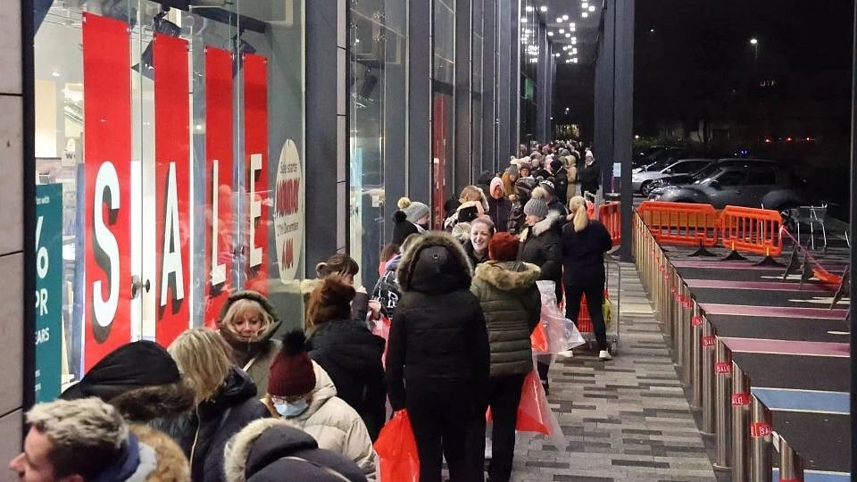 ”இதுக்கு திறமை, படிப்பு என எந்த வரம்பும் இல்லை” - லண்டன் Queuer-ன் வாய்ப்பிளக்க வைக்கும் ஒருநாள் சம்பளம்!