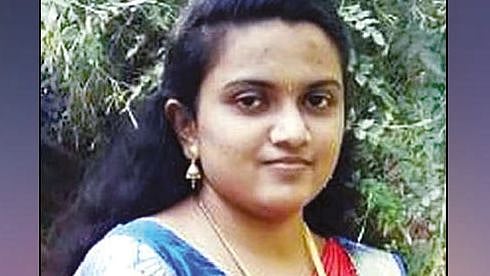 காதலை ஏற்காத காதலன் வீட்டார்.. சோகத்தில் விபரீத முடிவெடுத்த காதலி : நடந்தது என்ன?