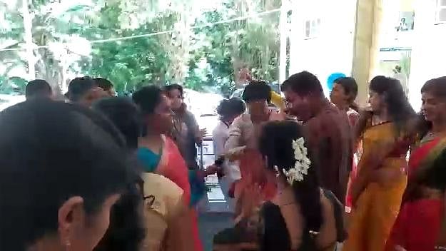 மகளிர் காவல் நிலையத்தில் மதுவிருந்துடன் குத்தாட்டம் : ஆண் போலிஸார் உட்பட 5 பெண் காவலர்கள் பணி இடைநீக்கம்!