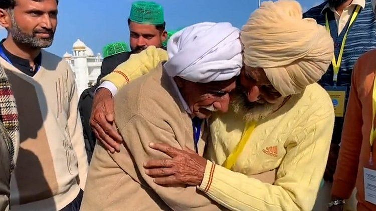 74 ஆண்டுகளுக்கு பிறகு நெகிழ்ச்சி சந்திப்பு.. மகிழ்ச்சியில் கட்டித்தழுவி நினைவுகளை பகிர்ந்த சகோதரர்கள் !