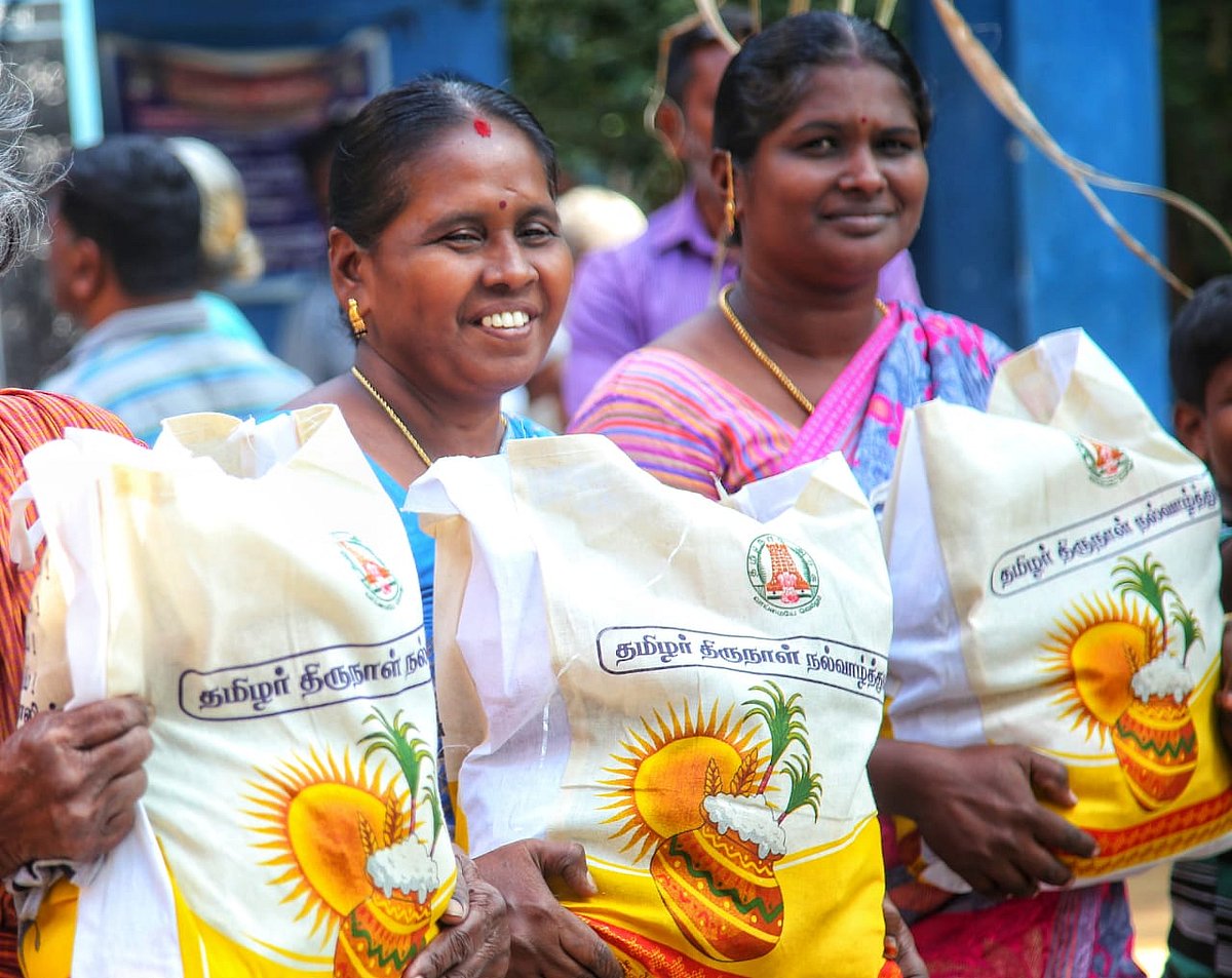 ஜோராக நடக்கும் பொங்கல் தொகுப்பு விநியோகம்; மகிழ்ச்சி வெள்ளத்தில் மக்கள்.. இணையத்தை வென்ற புகைப்படங்கள்!