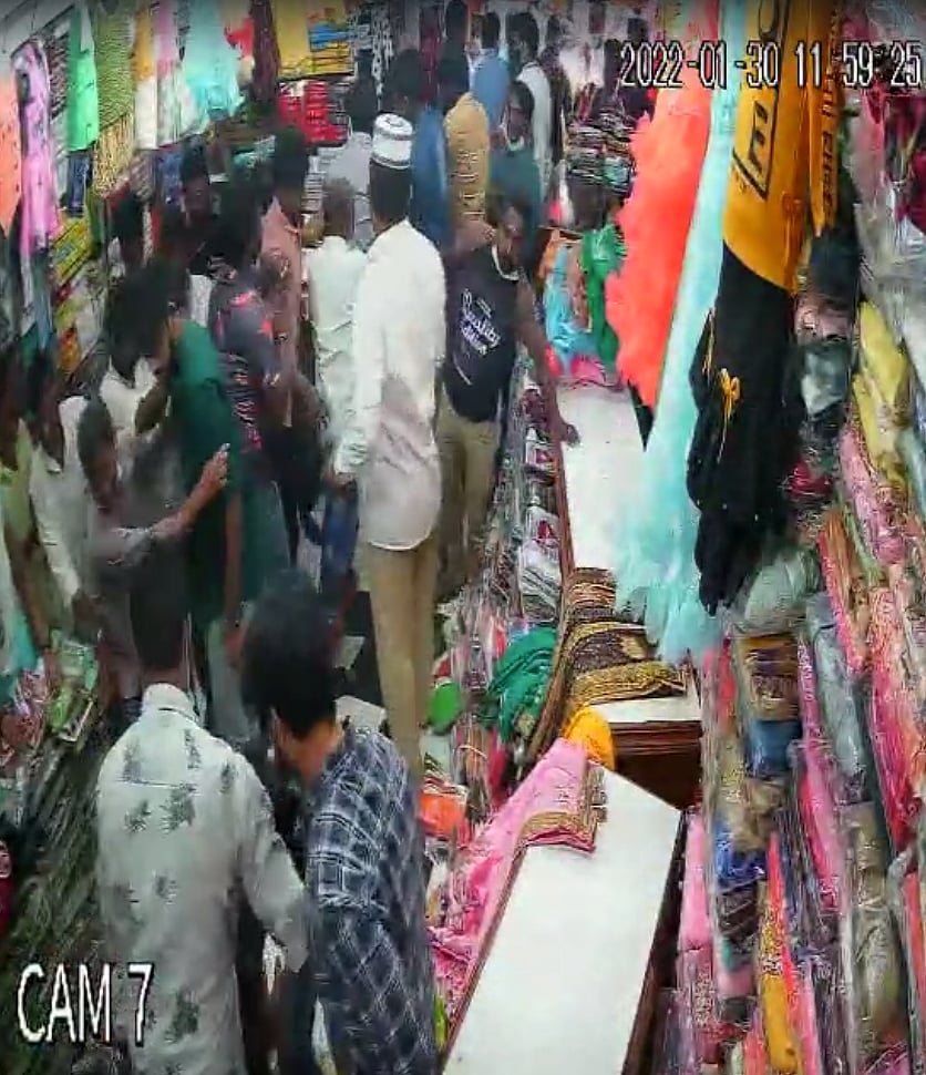 கஸ்டமர் பிடிப்பதில் தகராறு: துணிக்கடையில் புகுந்து ஊழியரை தாக்கிய கும்பல் - வண்ணாரப்பேட்டையில் பரபரப்பு!