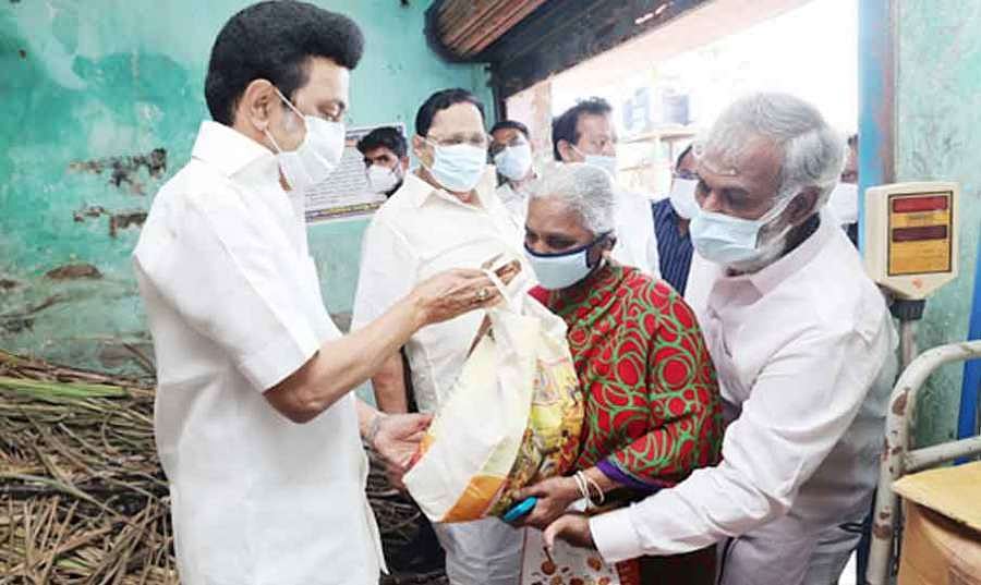 நிதி நெருக்கடியிலும் பொங்கல் பரிசு விநியோகம்: தரமான பொருட்கள் வழங்குவதை உறுதி செய்க - முதல்வர் ஆணை!