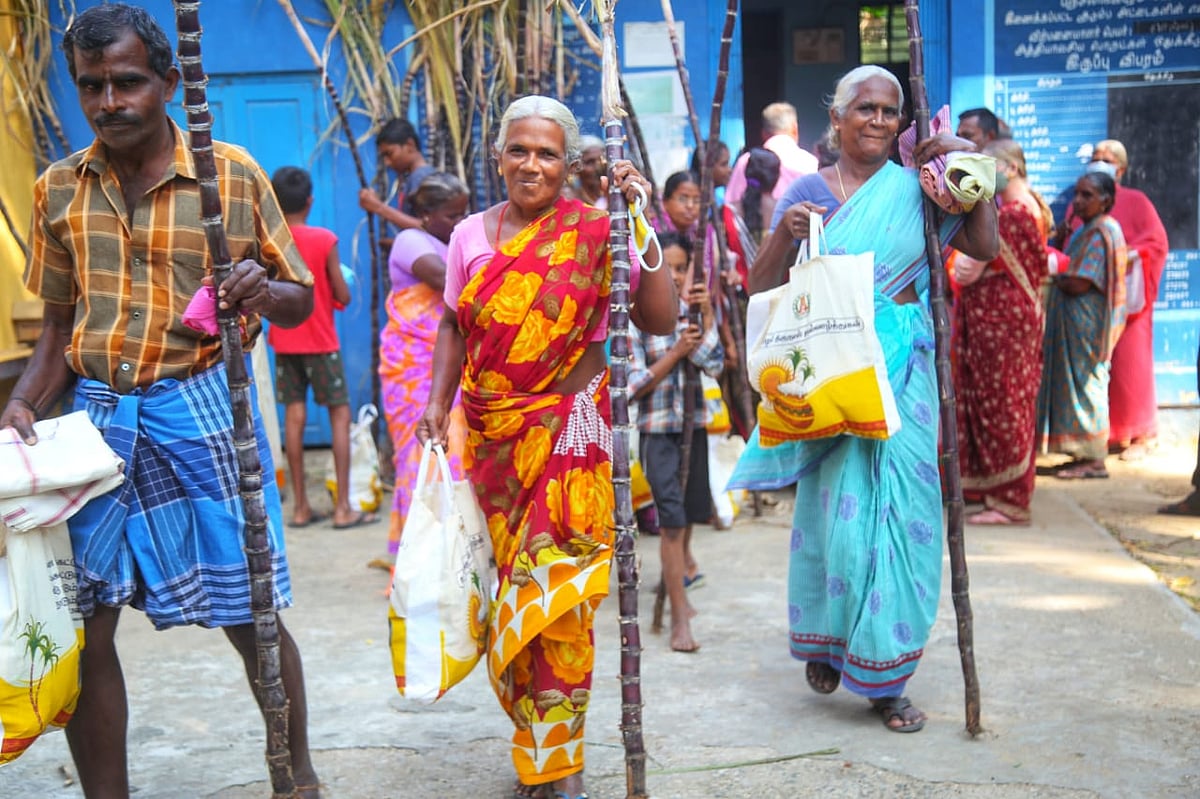 ஜோராக நடக்கும் பொங்கல் தொகுப்பு விநியோகம்; மகிழ்ச்சி வெள்ளத்தில் மக்கள்.. இணையத்தை வென்ற புகைப்படங்கள்!