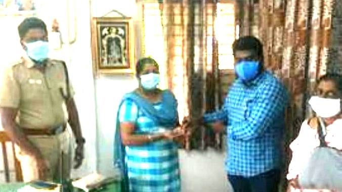 சாலையில் கிடந்த தங்க நகை.. காவல்நிலையத்தில் ஒப்படைத்த நபருக்குக் குவியும் பாராட்டு: நடந்தது என்ன?