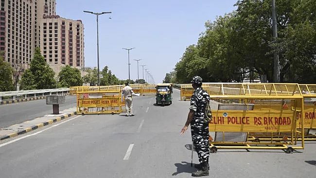 கொரோனா தீவிரம்: முழு ஊரடங்கு முதல் மருத்துவர்கள் விடுமுறை ரத்து வரை.. கட்டுப்பாடுகளை கடுமையாக்கிய டெல்லி!