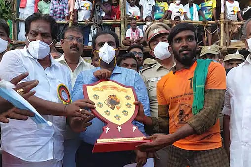 ”தொடர்ந்து 3வது முறையா ஜெயிச்சுட்டேன்; ரொம்ப பெருமையா இருக்கு” - மாடுபிடி வீரர் பிரபாகரன் நெகிழ்ச்சி!