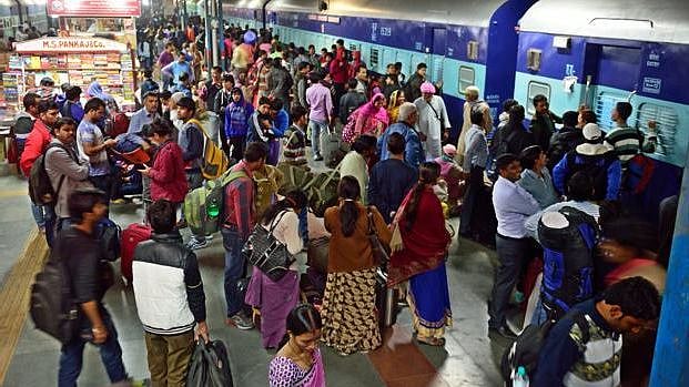 “அதிரடியாக உயர்கிறதா ரயில் கட்டணம்..?” - ரயில்வே துறையின் முடிவால் பயணிகள் அதிர்ச்சி : பின்னணி என்ன?